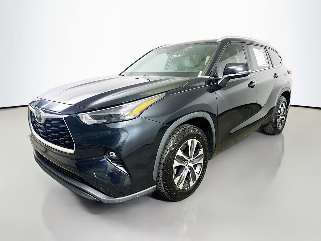 Used 2023 Toyota Highlander XLE FWD image 3