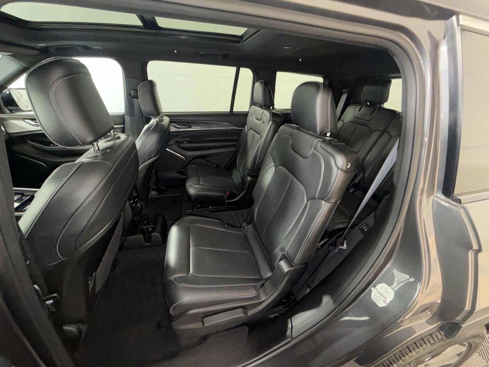 Used 2023 Jeep Grand Cherokee L Overland image 25