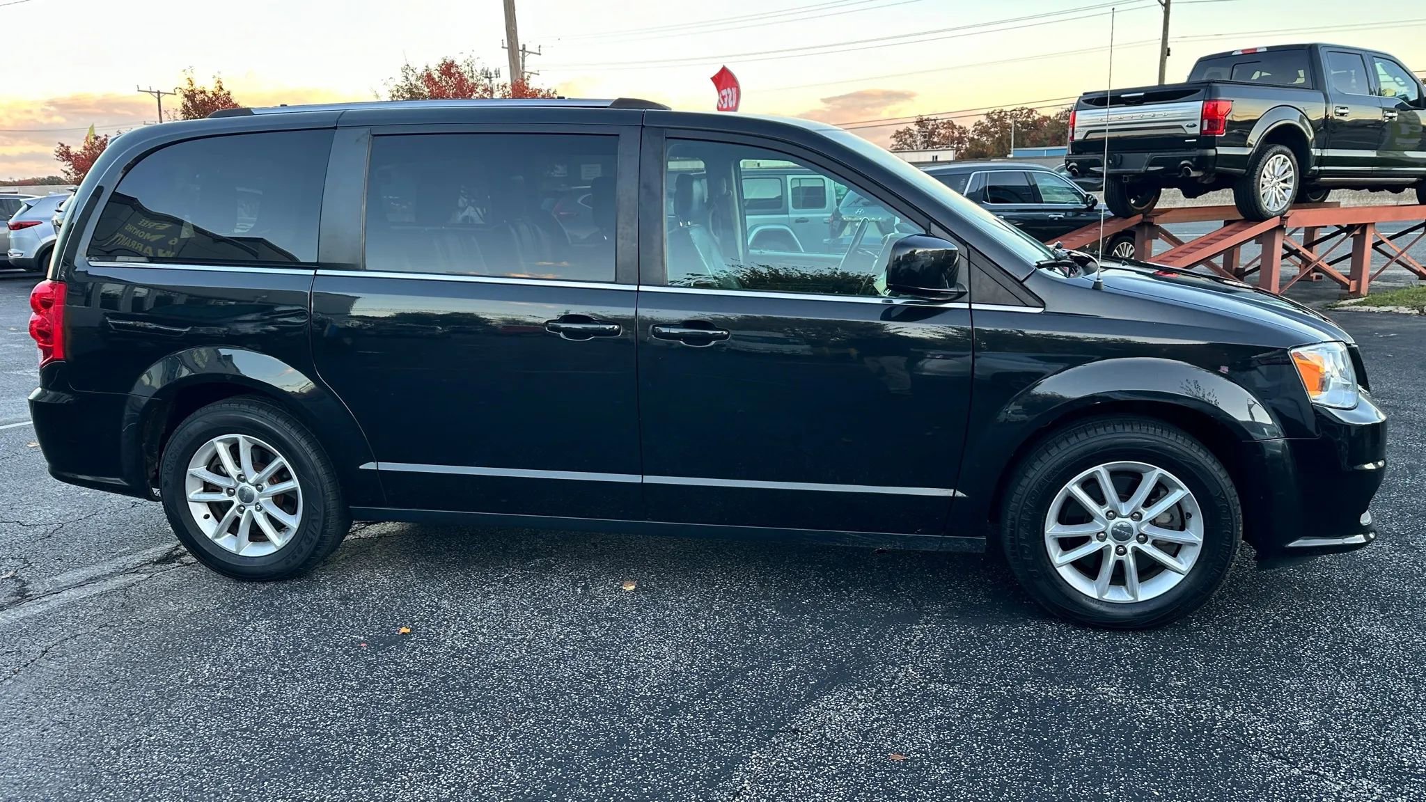 Used 2019 Dodge Grand Caravan SXT image 4