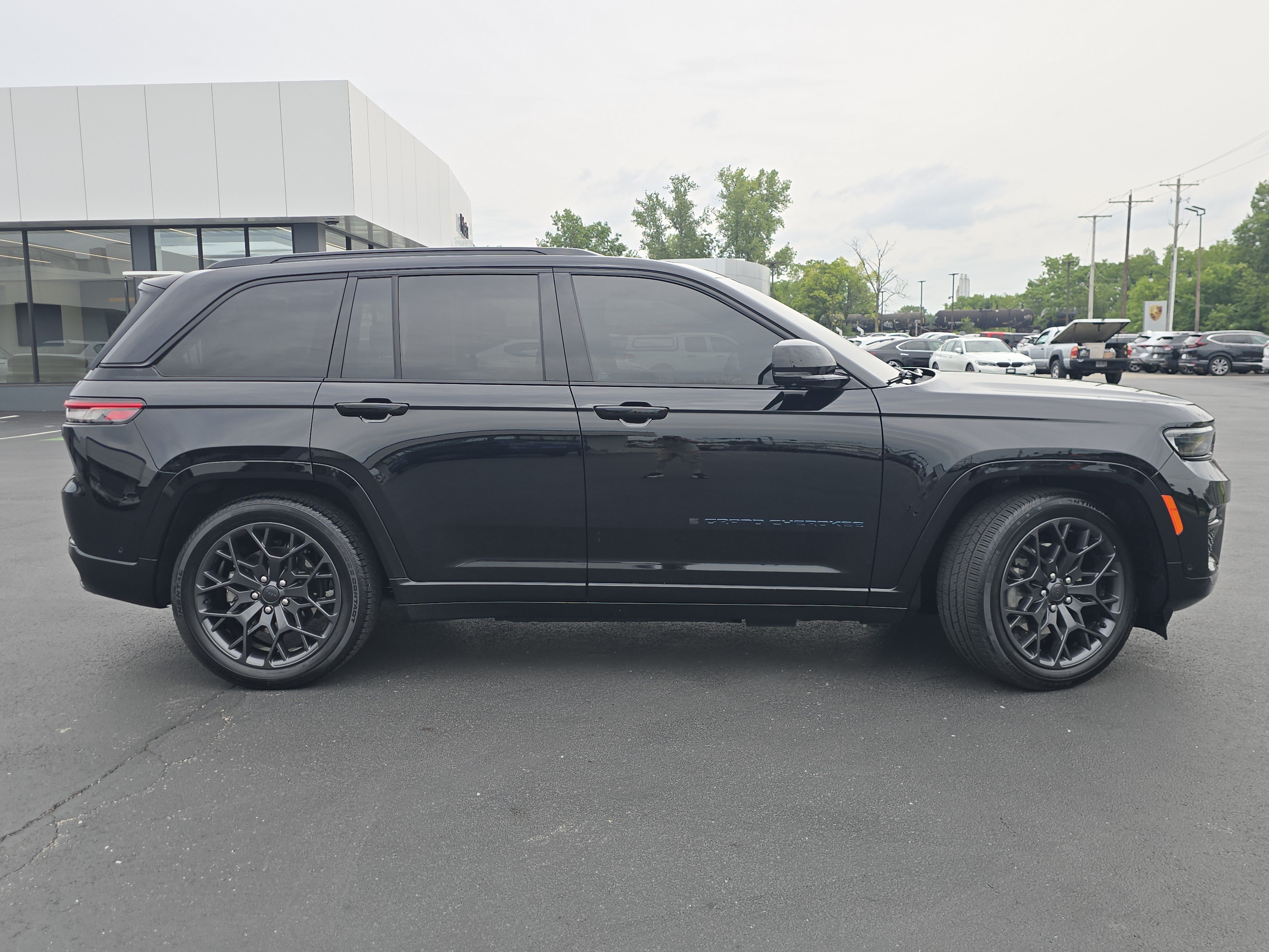 Used 2023 Jeep Grand Cherokee Summit AWD/4WD image 8