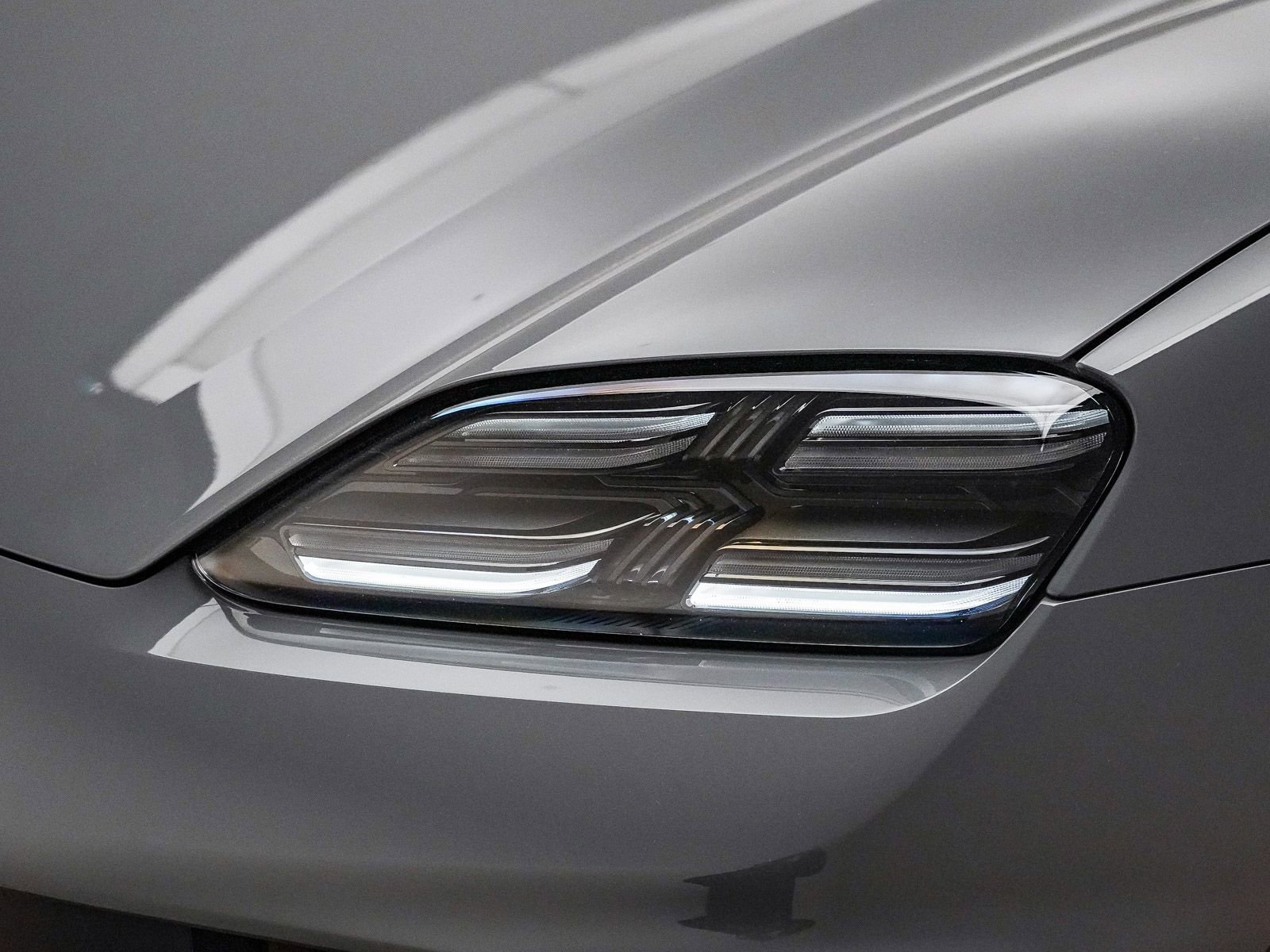 Certified 2025 Porsche Macan 4S Electric AWD/4WD image 9