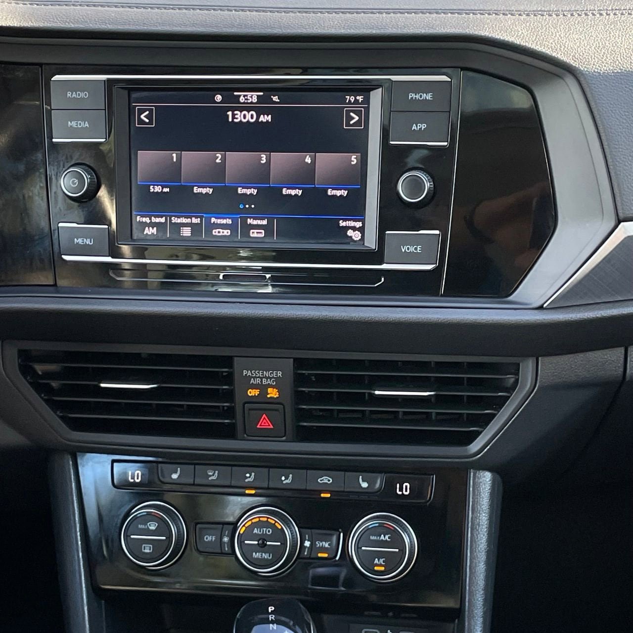 Used 2024 Volkswagen Jetta SE FWD image 18