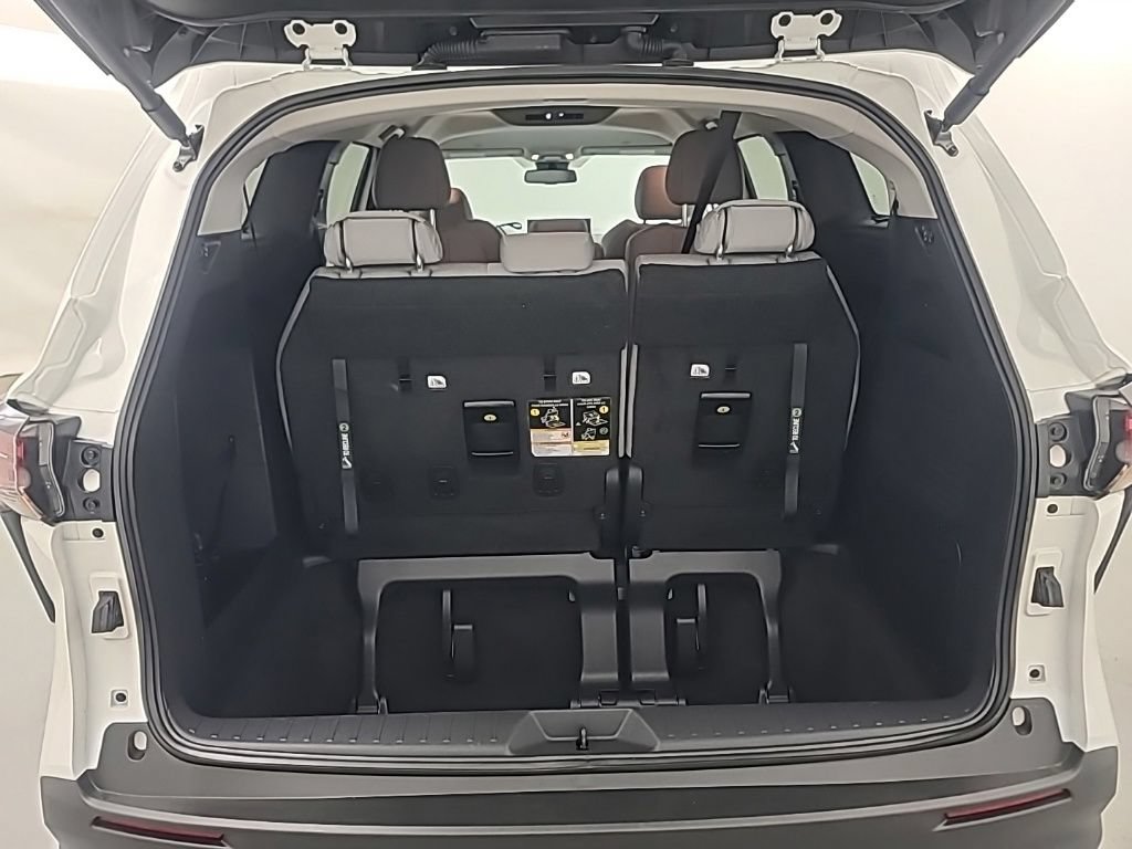 Used 2026 Toyota Sienna LE FWD image 19