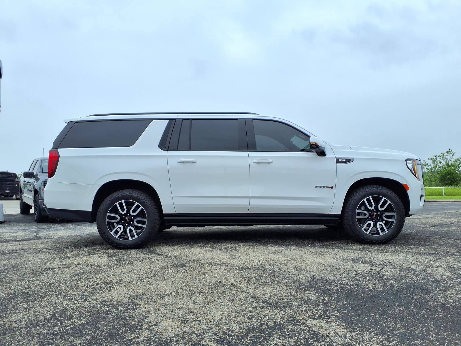 Used 2021 GMC Yukon XL AT4 w/ AT4 Premium Package AWD/4WD image 4