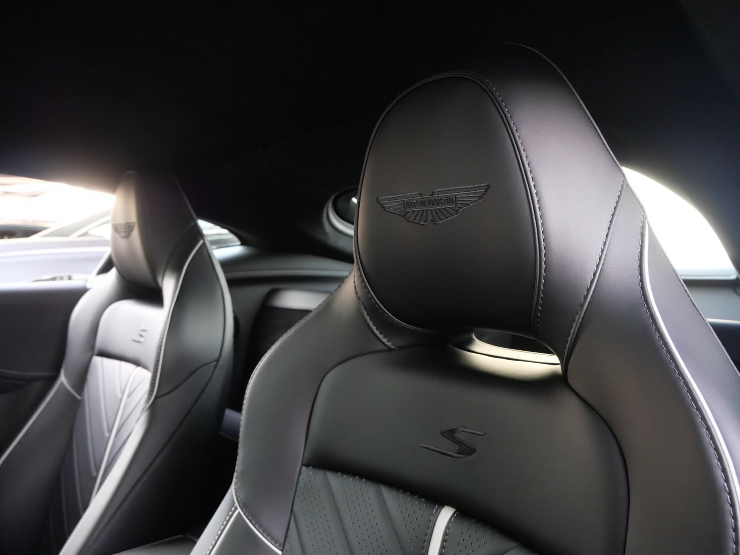 Used 2026 Aston Martin V8 Vantage S RWD image 5