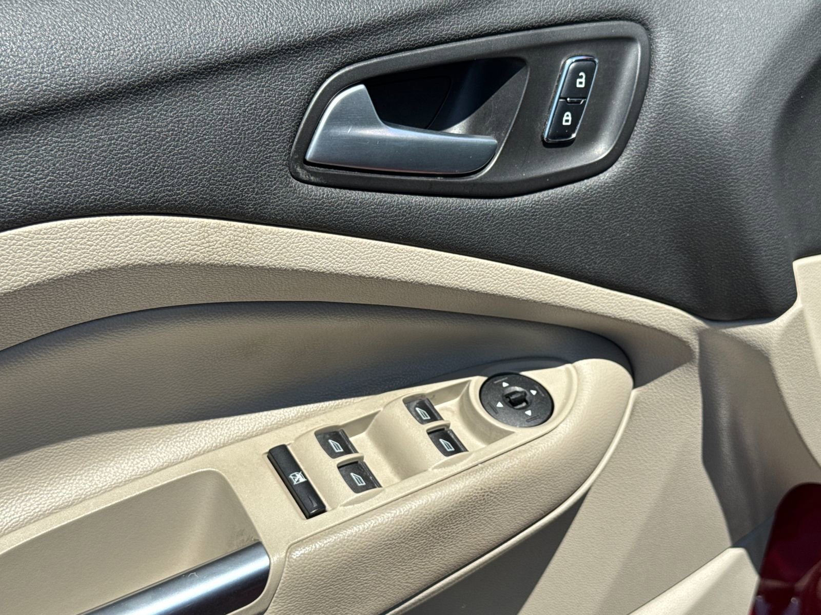 Used 2015 Ford Escape SE w/ SE Chrome Package FWD image 18