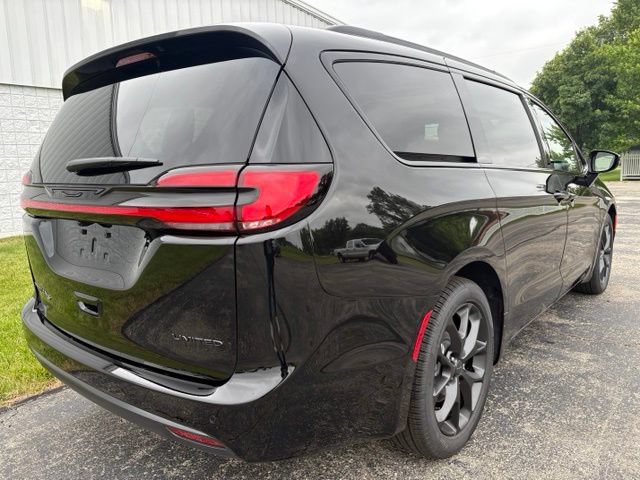 New 2027 Chrysler Pacifica Limited FWD image 18
