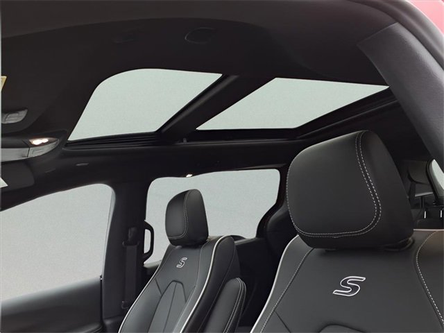 New 2026 Chrysler Pacifica Limited image 18