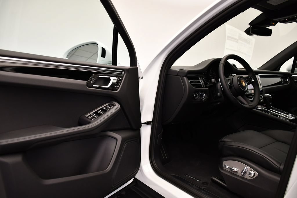 Certified 2026 Porsche Macan Turbo AWD/4WD image 39