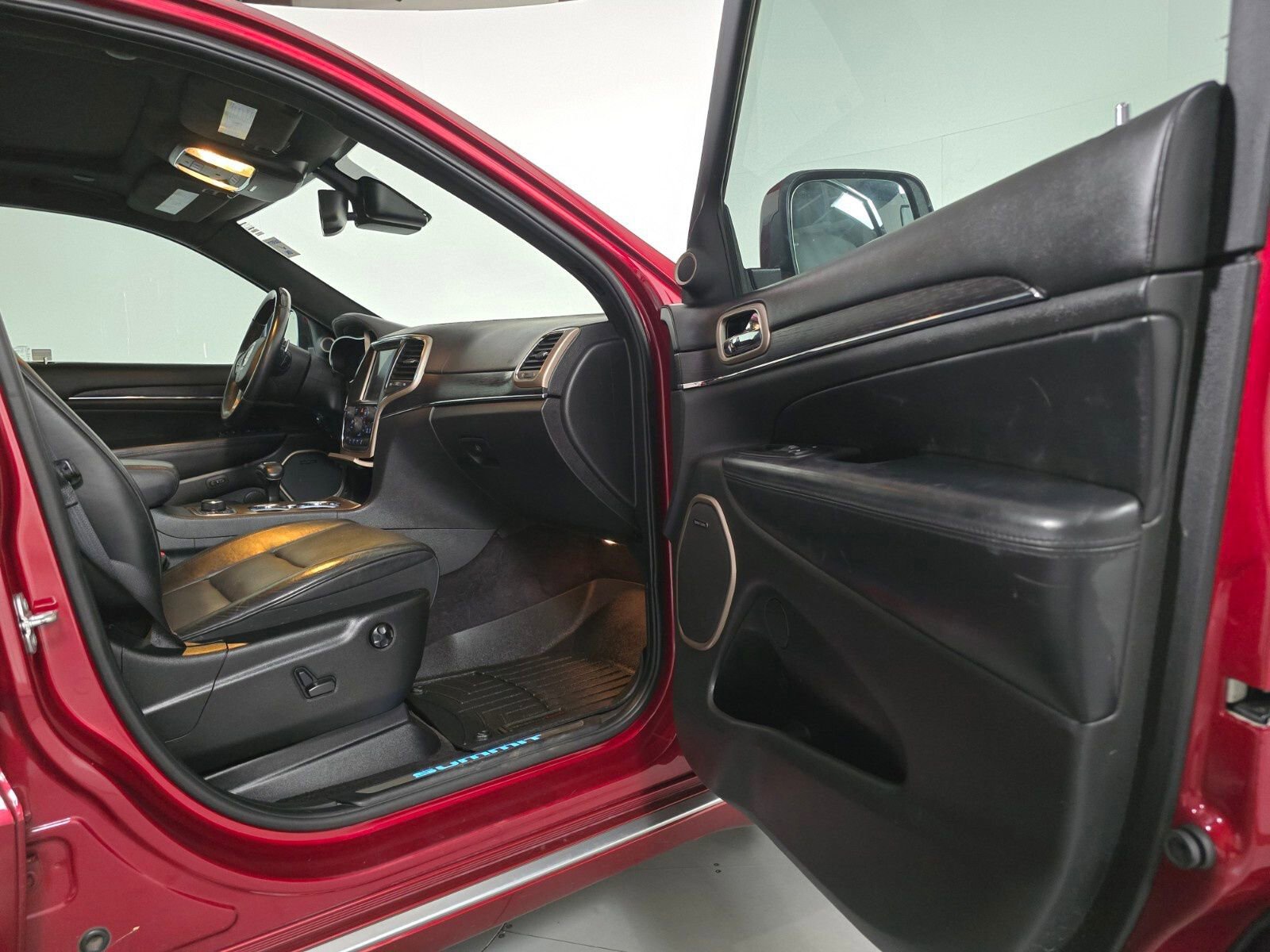 Used 2015 Jeep Grand Cherokee Summit w/ Platinum Series Group AWD/4WD image 23