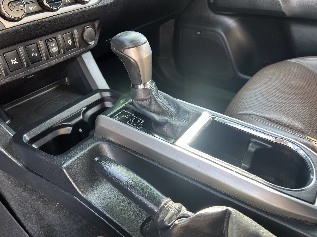 Used 2017 Toyota Tacoma Limited w/ Tow Package image 37