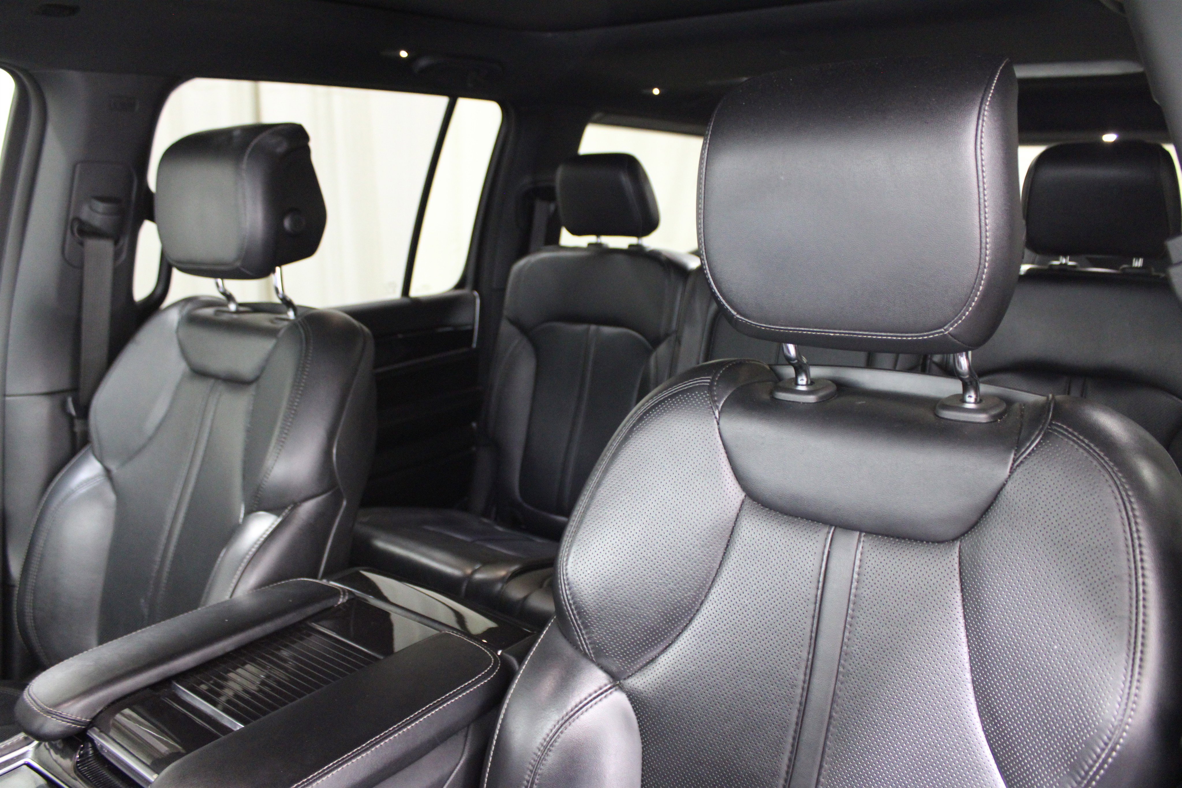 Used 2023 Jeep Wagoneer 4WD w/ Premium Group I image 5