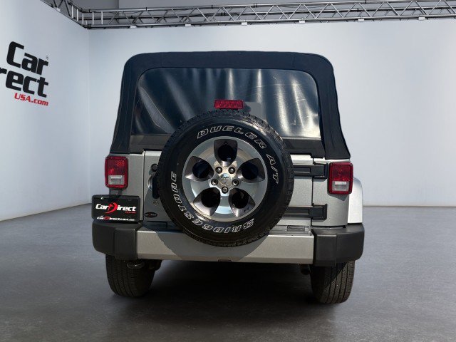Used 2016 Jeep Wrangler Unlimited Sahara w/ Connectivity Group AWD/4WD image 14