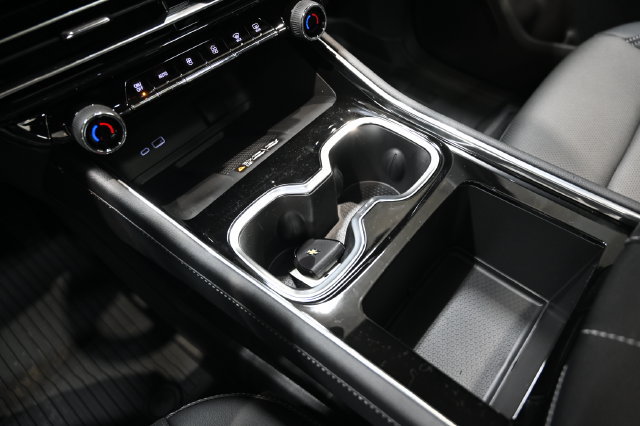 New 2027 Chevrolet Traverse LT w/ LPO, Floor Liner Package FWD image 19