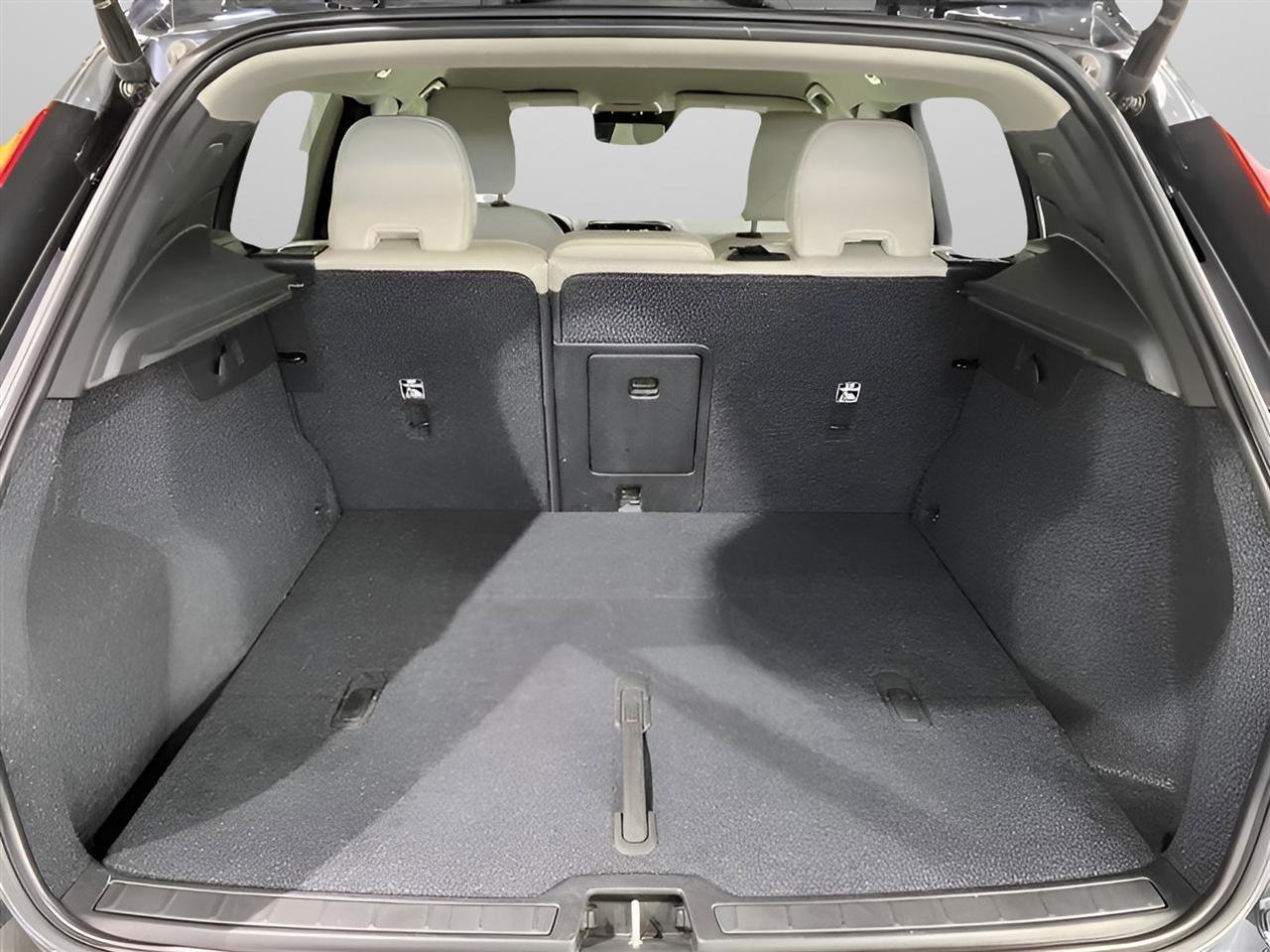 Used 2022 Volvo XC40 T5 Momentum image 12