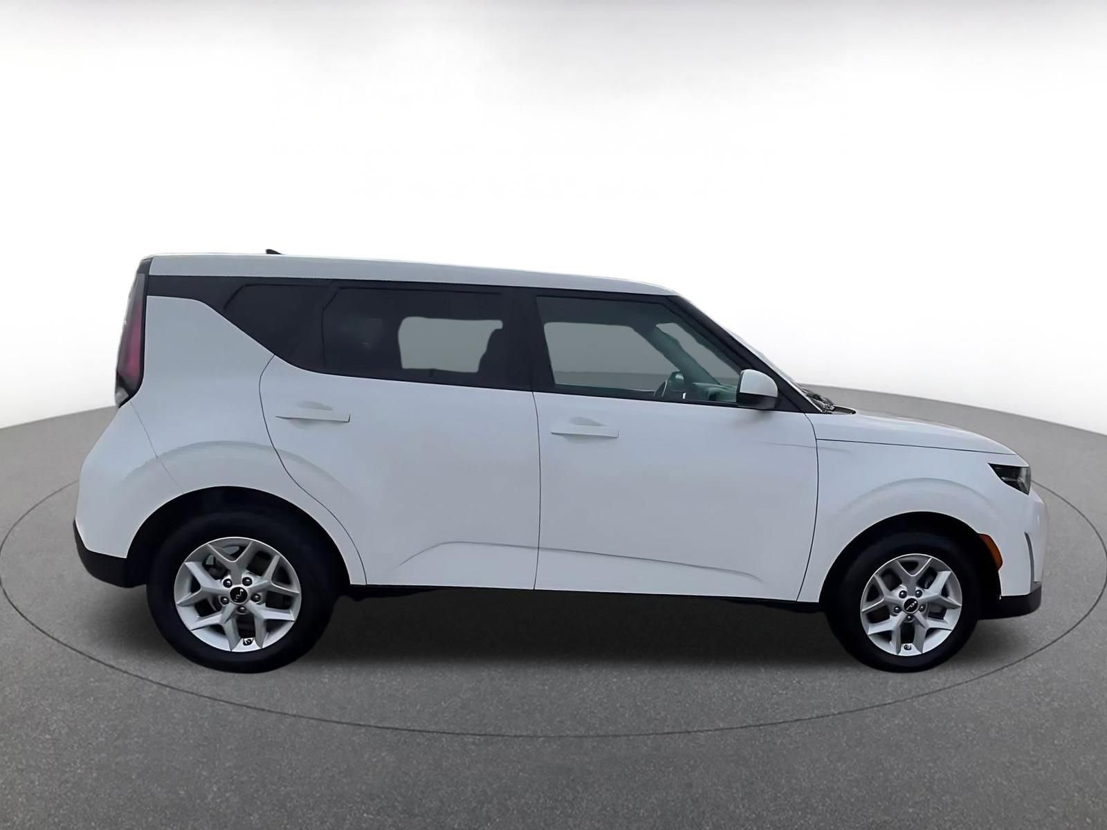 Used 2025 Kia Soul LX w/ LX Technology Package FWD image 16