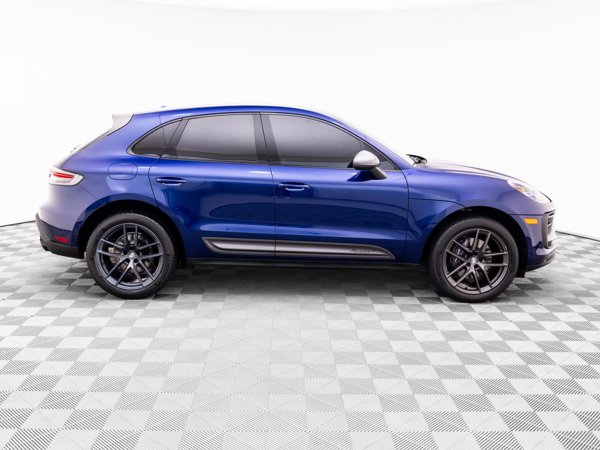 Certified 2024 Porsche Macan Turbo AWD/4WD image 7
