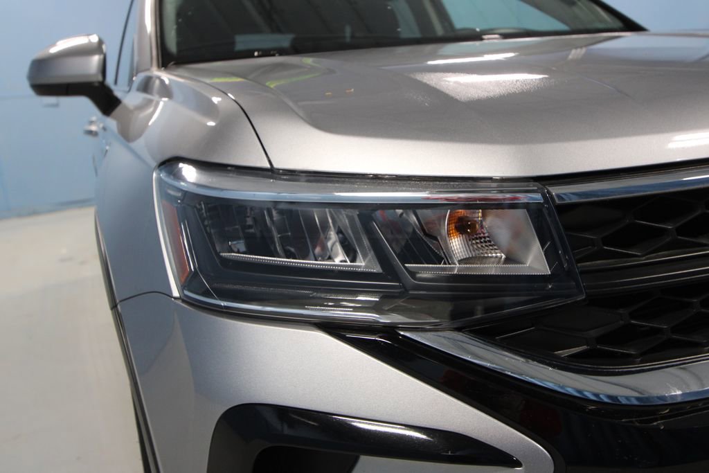 Used 2024 Volkswagen Taos SE image 32