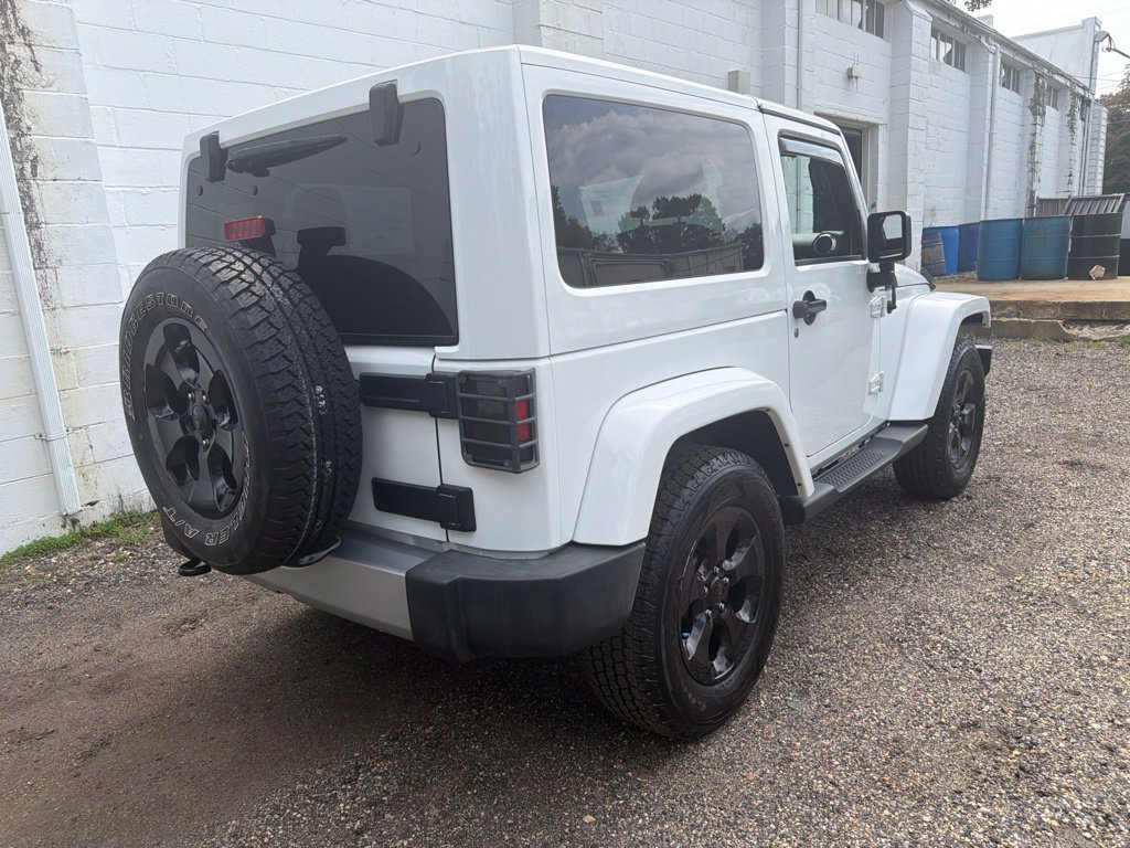 Used 2018 Jeep Wrangler Sahara w/ Connectivity Group AWD/4WD image 3
