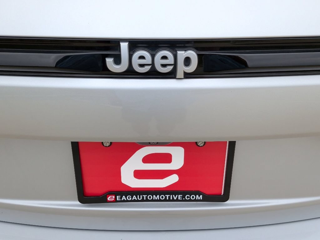 Used 2025 Jeep Grand Cherokee Laredo RWD image 41