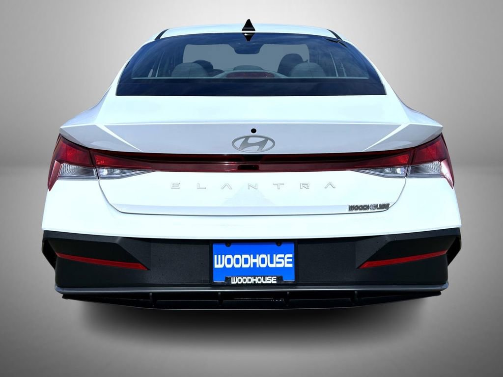 Used 2025 Hyundai Elantra SE image 7