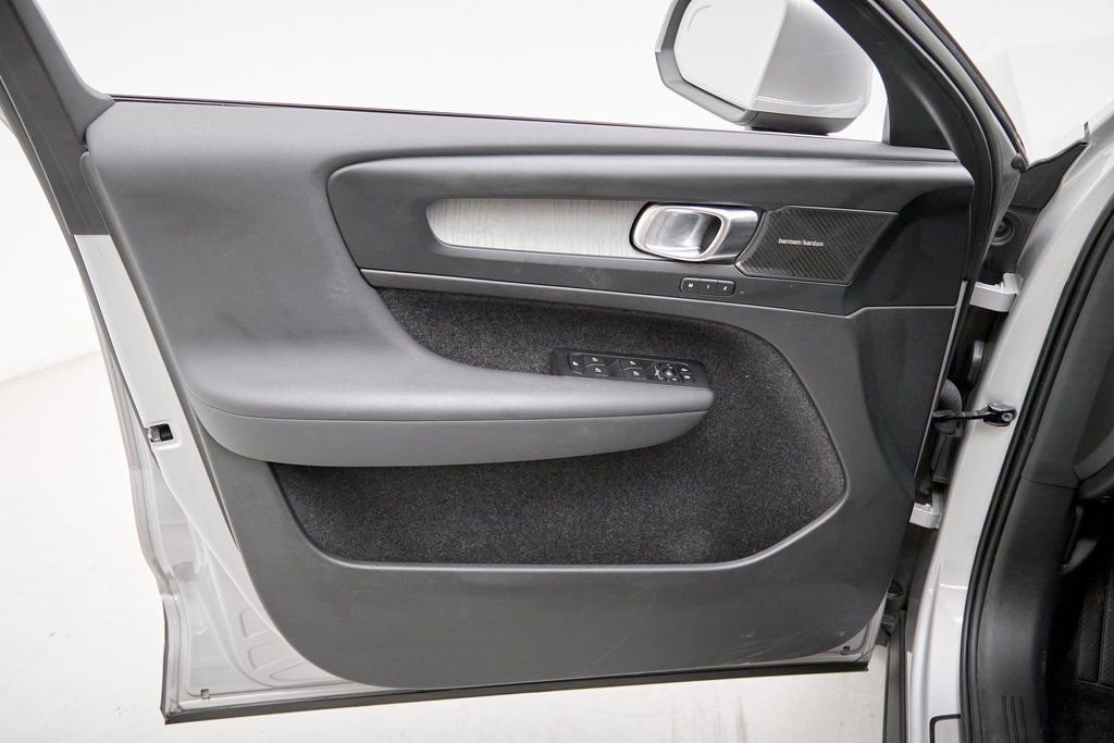 Used 2023 Volvo XC40 B5 Ultimate w/ Protection Package Premier image 10