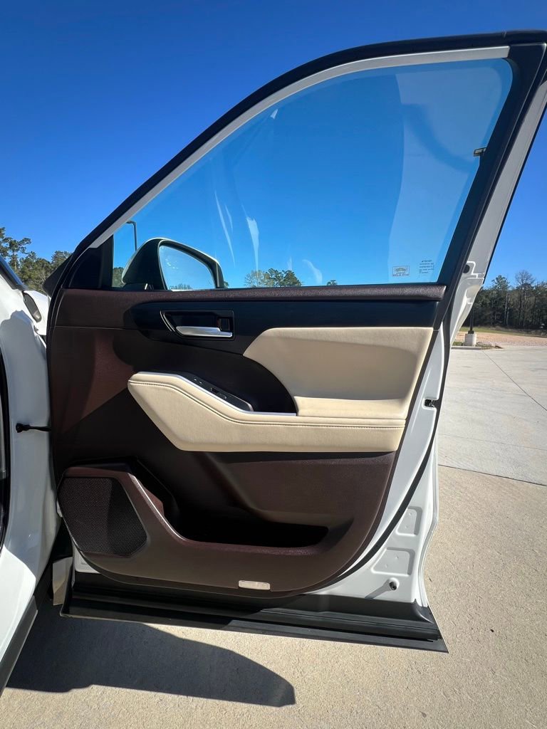 Used 2020 Toyota Highlander XLE image 20