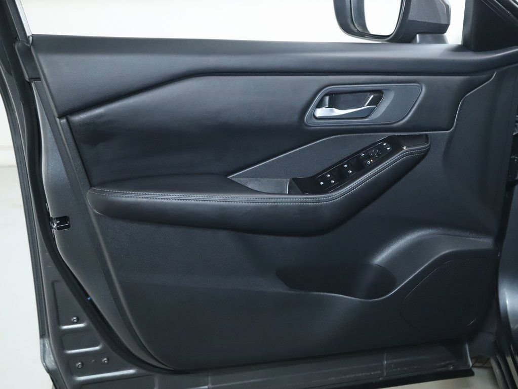 Used 2025 Nissan Rogue SV image 15