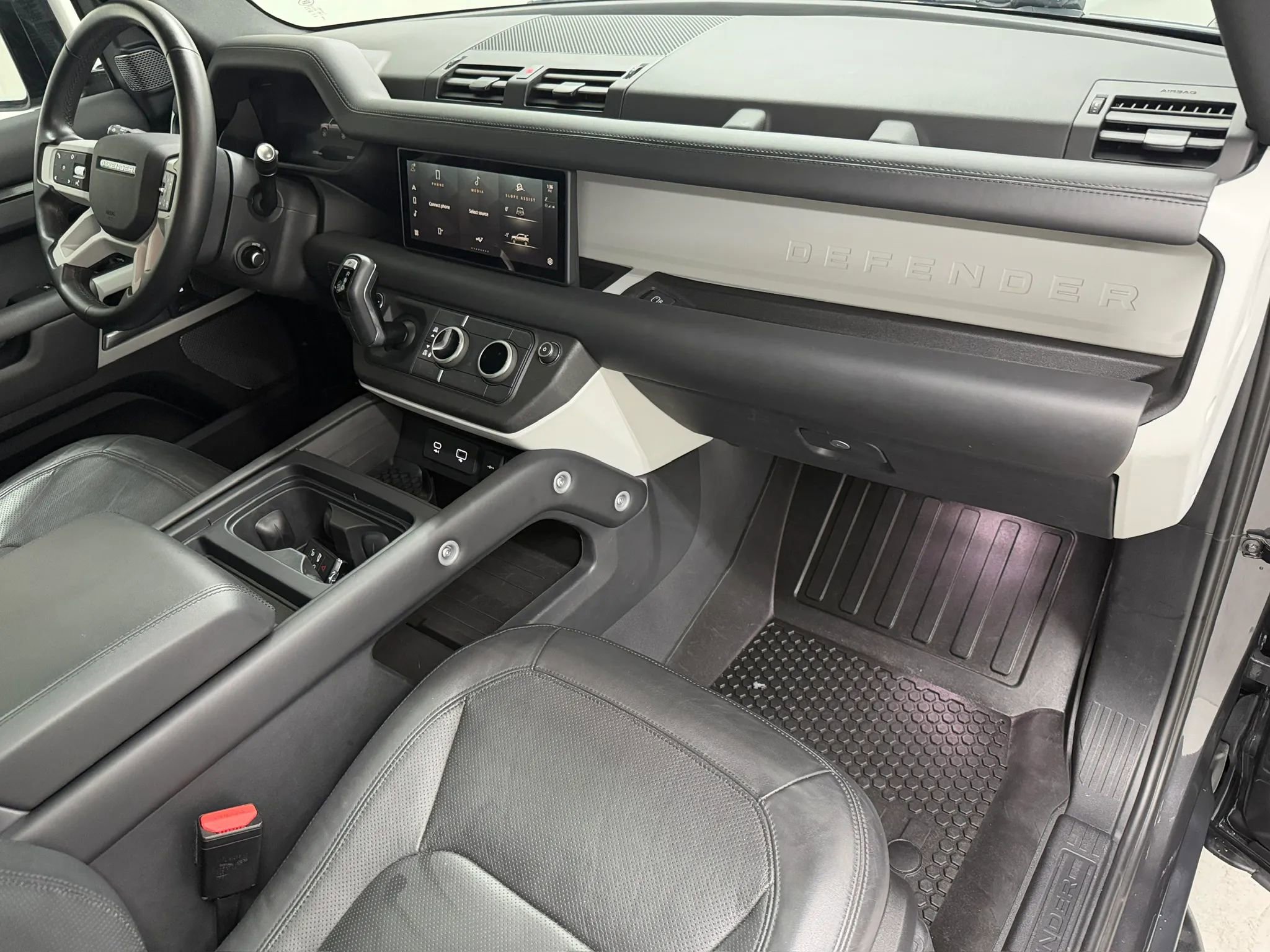 Used 2024 Land Rover Defender 110 SE AWD/4WD image 10