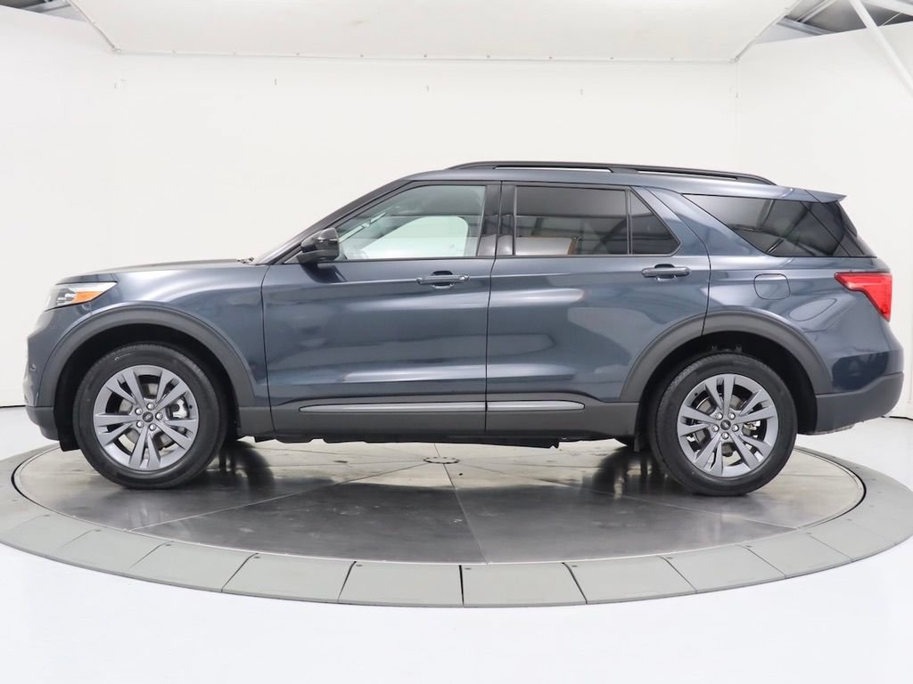 Used 2022 Ford Explorer XLT w/ Equipment Group 202A AWD/4WD image 2