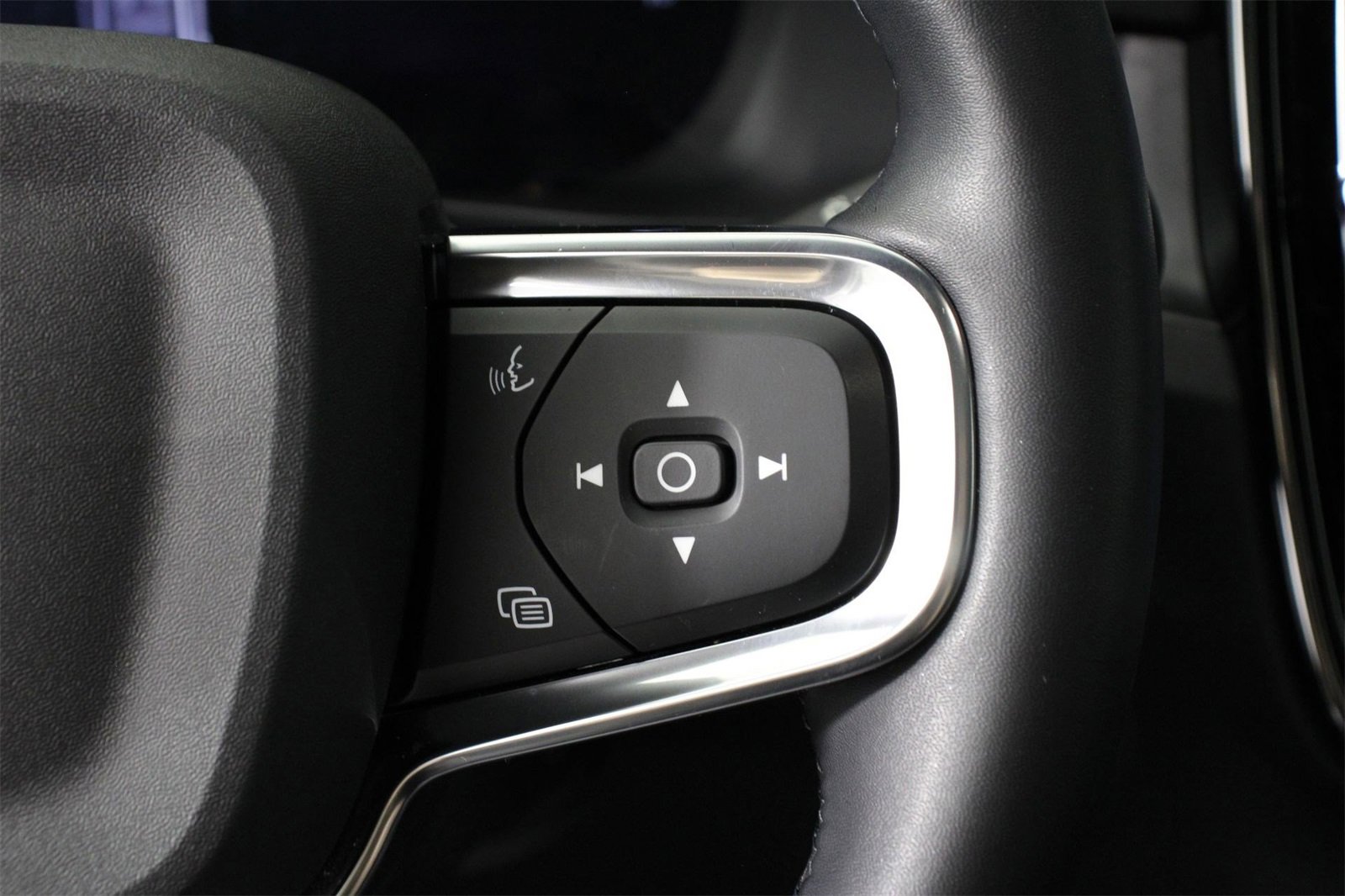 Certified 2023 Volvo C40 Recharge Core w/ Climate Package image 11