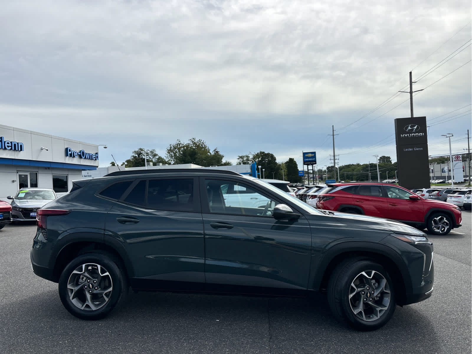 Used 2025 Chevrolet Trax LT FWD image 3