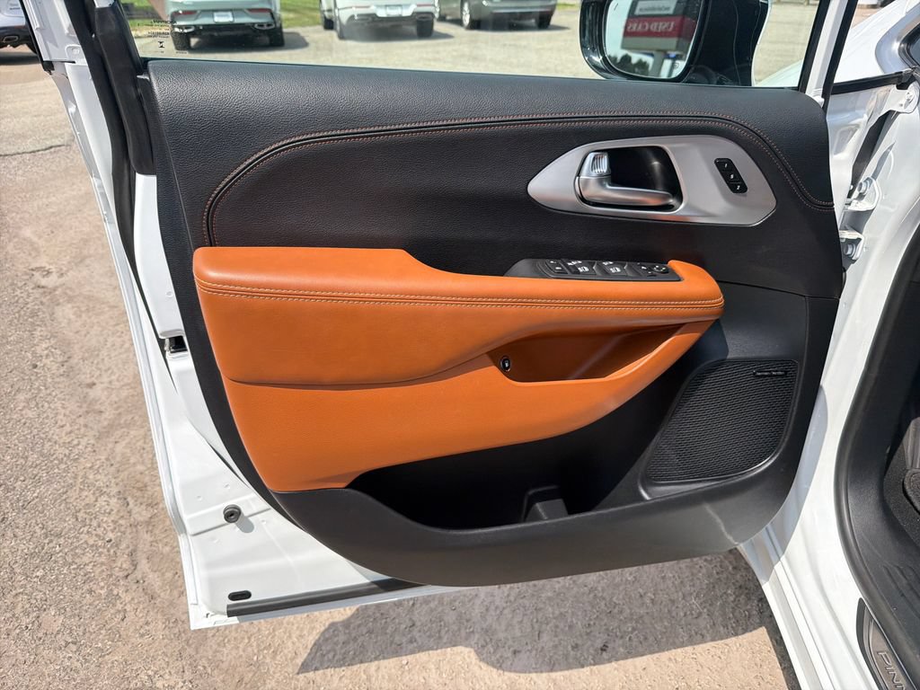 Used 2026 Chrysler Pacifica Pinnacle FWD image 12