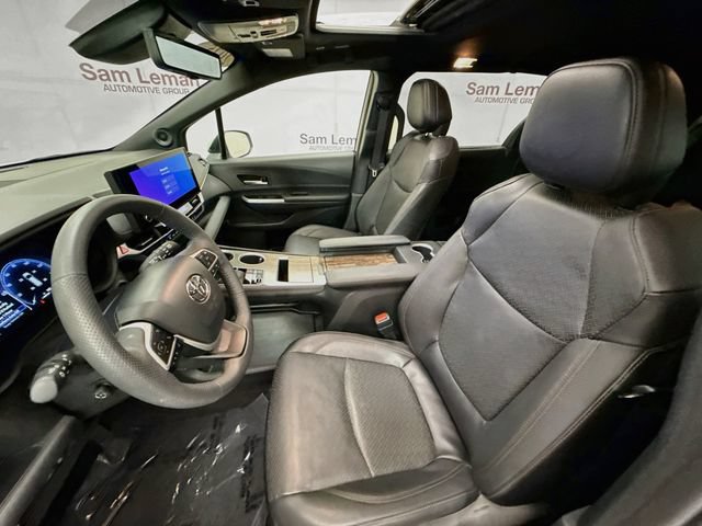 Used 2025 Toyota Sienna Platinum AWD/4WD image 22