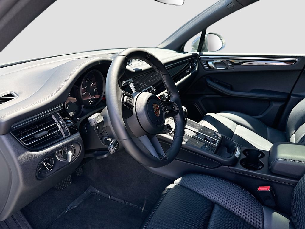 Certified 2026 Porsche Macan AWD/4WD image 4