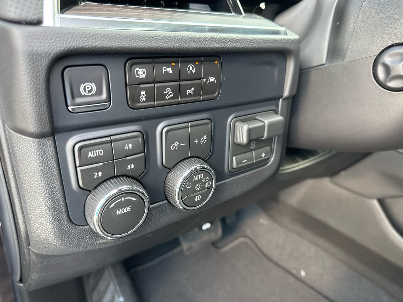 New 2026 Chevrolet Suburban Premier w/ Sun And Tow Package AWD/4WD image 24