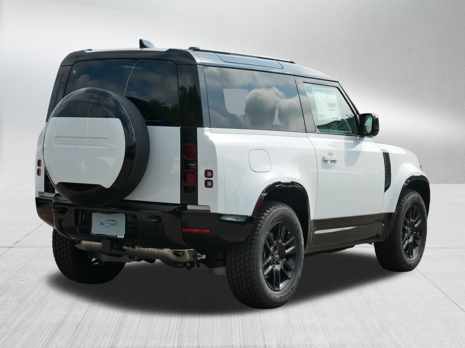 New 2025 Land Rover Defender 90 X-Dynamic SE image 2