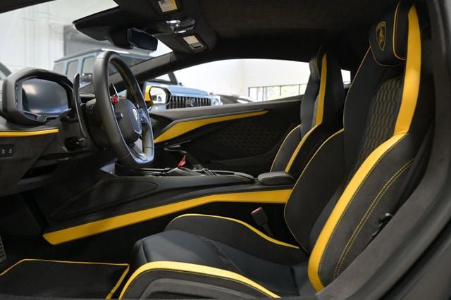 Used 2024 Lamborghini Revuelto AWD/4WD image 29