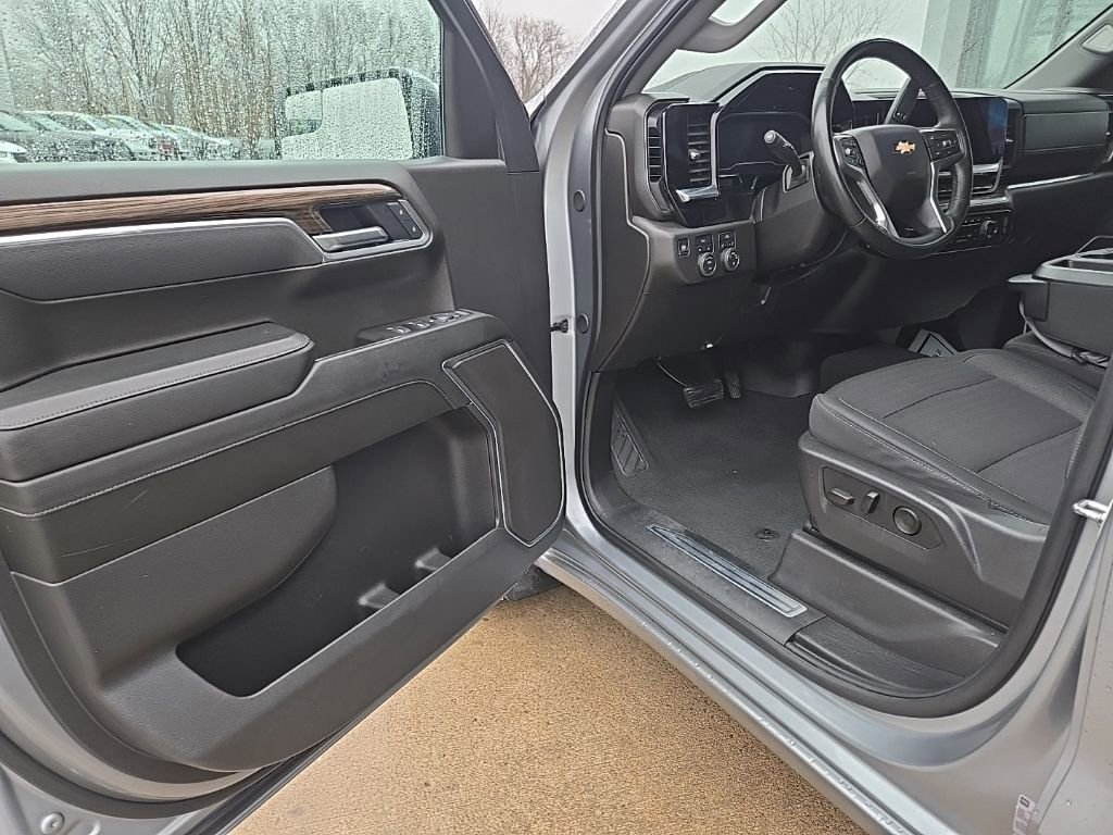 Used 2025 Chevrolet Silverado 1500 LT image 39