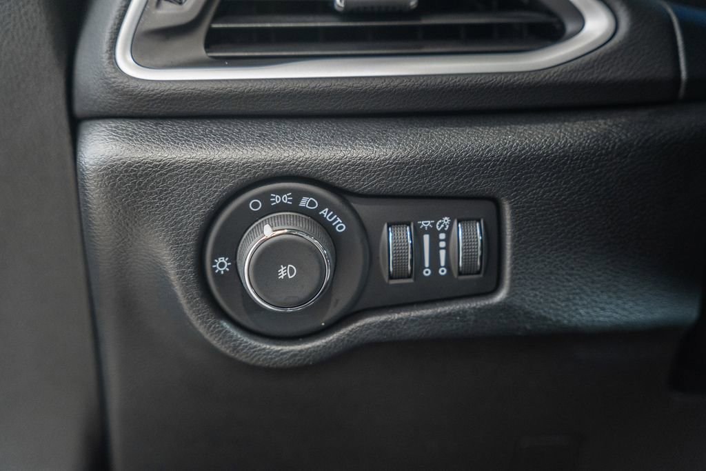 Used 2025 Chrysler Pacifica Select image 45