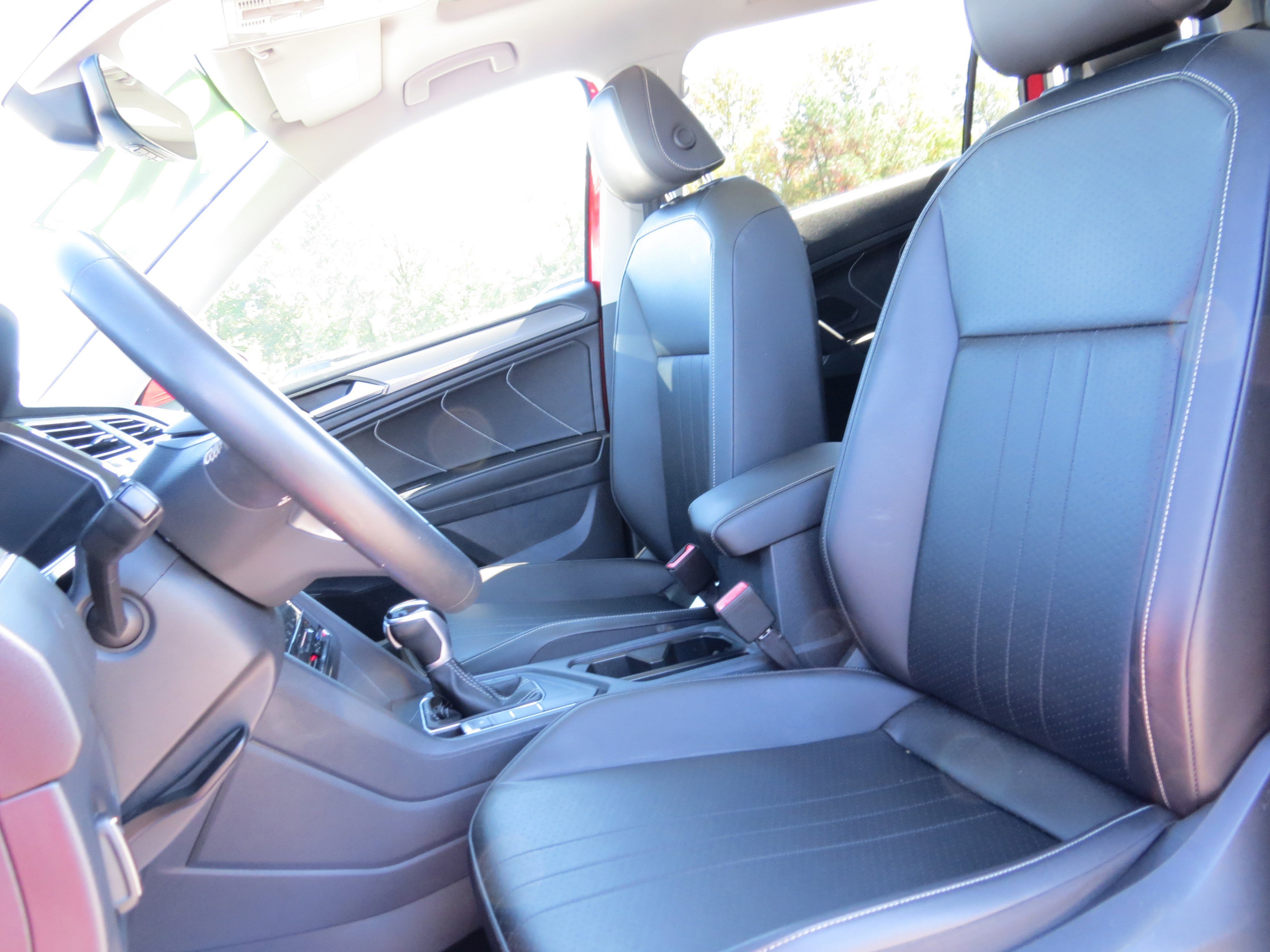 Used 2022 Volkswagen Tiguan SE w/ Panoramic Sunroof Package image 18