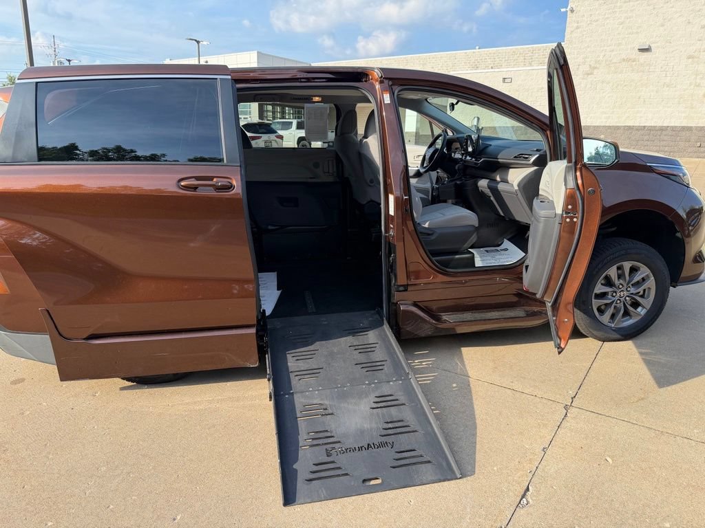 Used 2022 Toyota Sienna LE FWD image 28