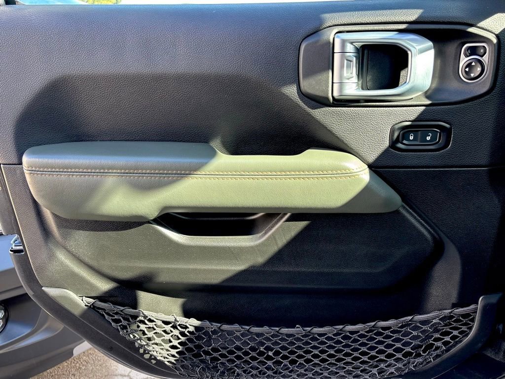 Used 2024 Jeep Gladiator Mojave w/ Technology Group image 15