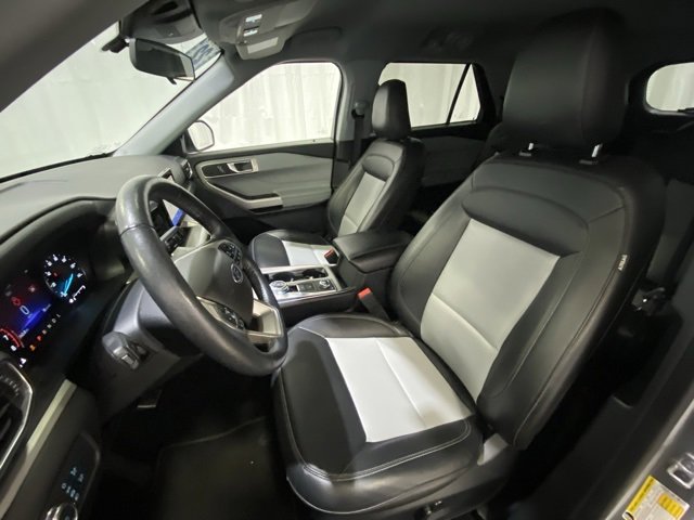 Used 2022 Ford Explorer XLT w/ Equipment Group 202A image 9