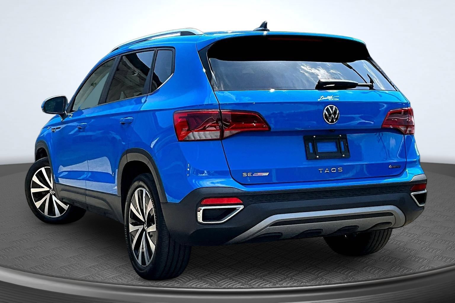 Used 2022 Volkswagen Taos SE AWD/4WD image 3