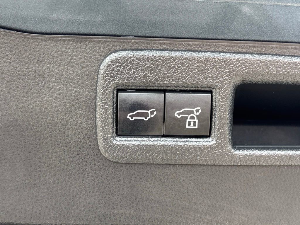 Used 2023 Toyota Venza LE image 25