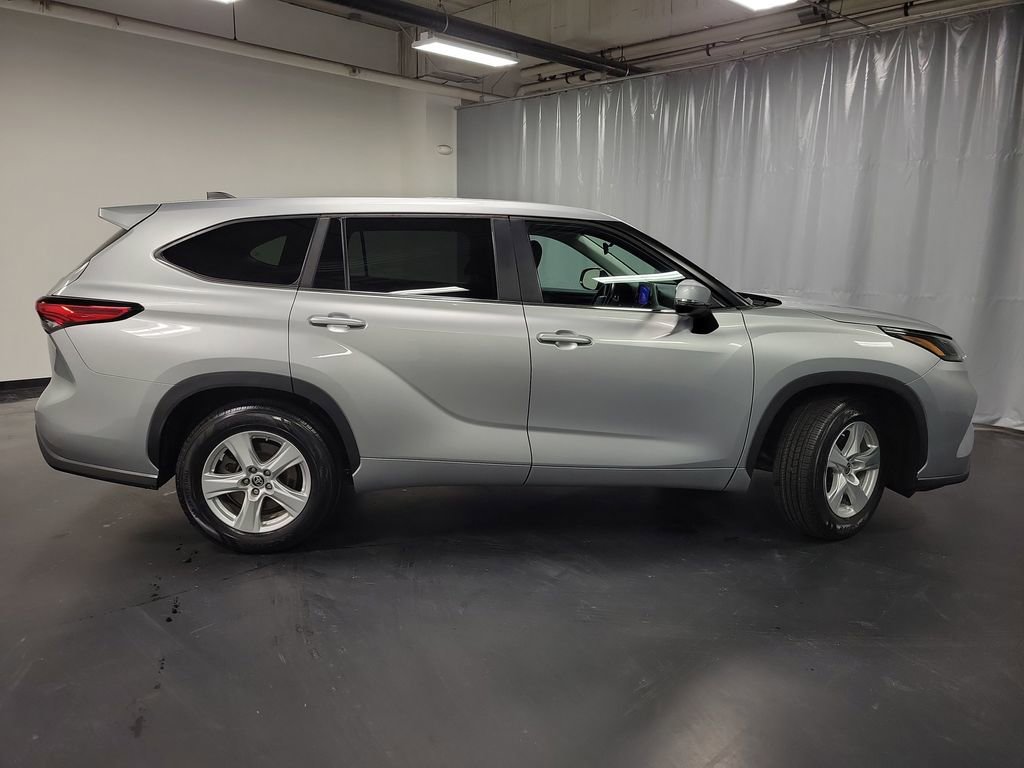 Used 2023 Toyota Highlander LE image 9