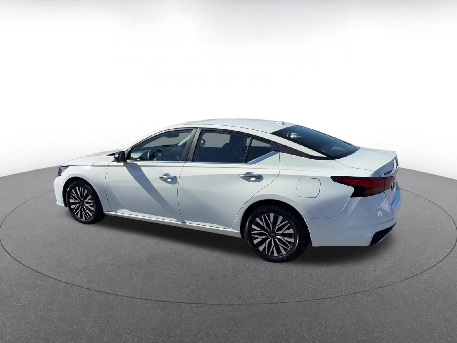 Used 2025 Nissan Altima 2.5 SV FWD image 10