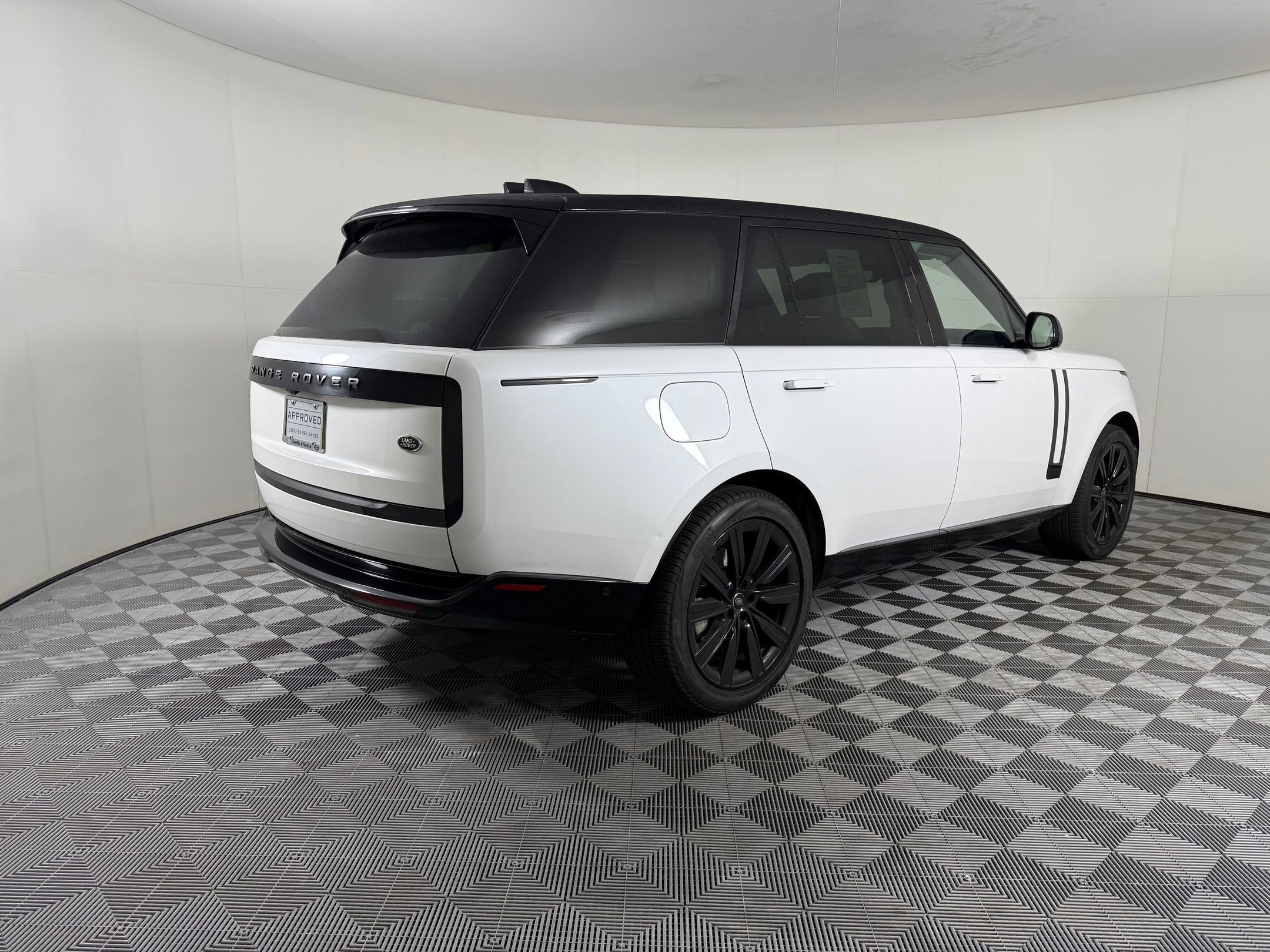 Used 2023 Land Rover Range Rover Long Wheelbase SE image 8