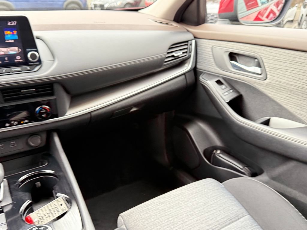 Used 2023 Nissan Rogue SV image 16